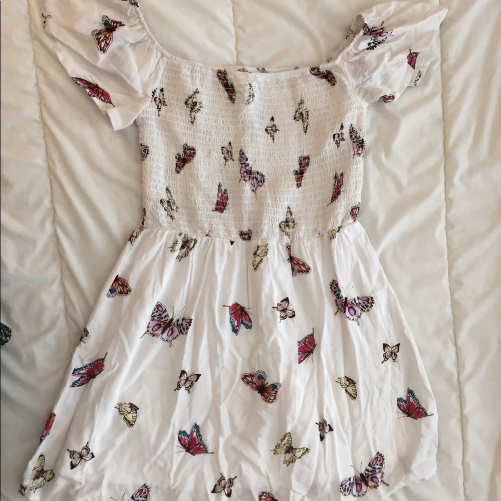 Small sundress with off the shoulder sleeves